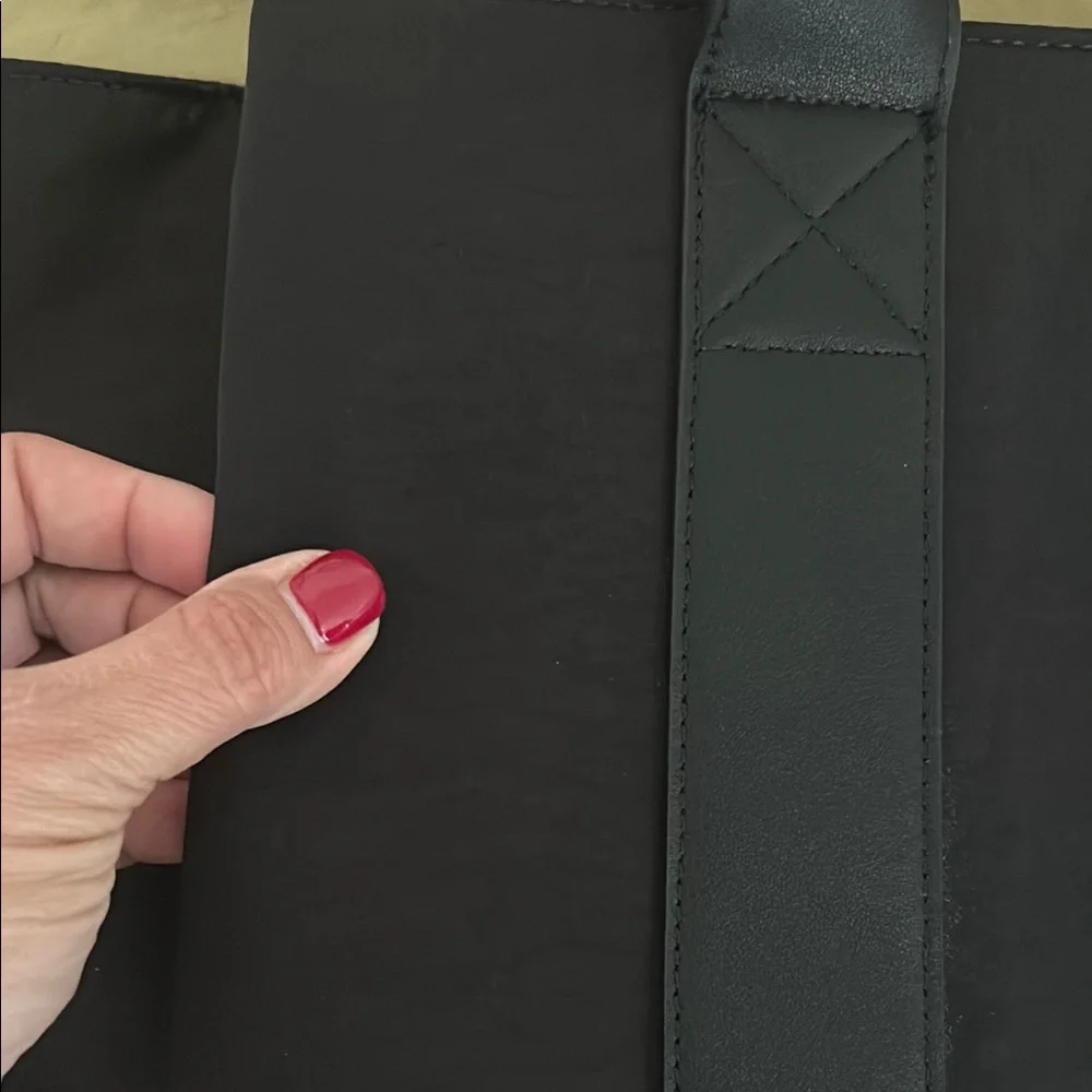 Poppy & Peonies Black Daily Tote Bag 🖤 - Picture 3 of 7